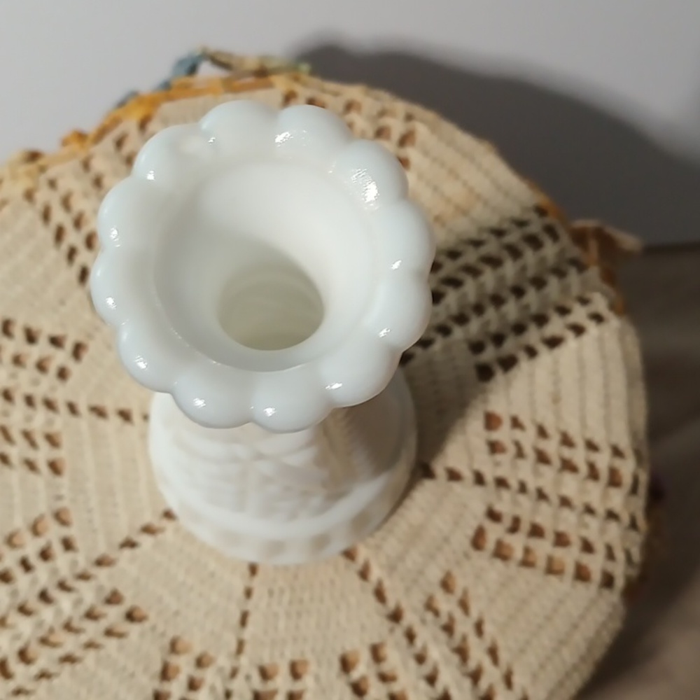 Vintage MCM Mid-Century Anchor Hocking Milk Glass Bud Vase Stars and Bars 6" - Picture 5 of 5